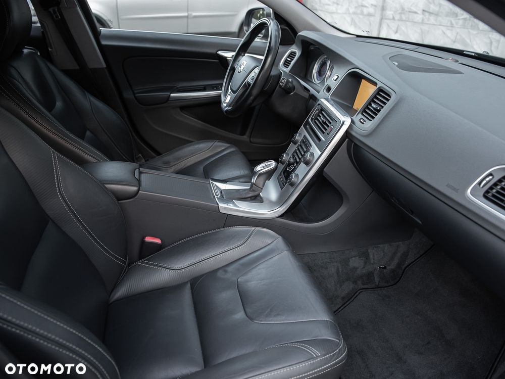 Volvo V60 T6 AWD R-Design - 33