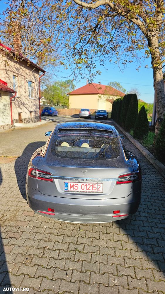 Tesla Model S - 4