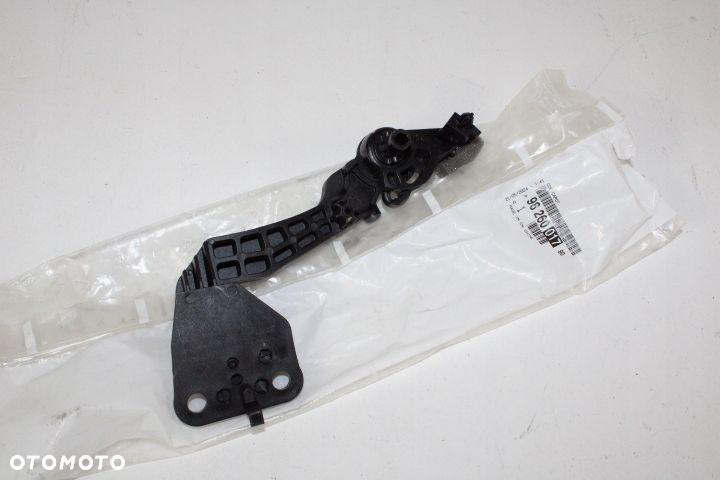 WSPORNIK CIĘGNA OTWIERANIA MASKI OPEL CORSA F MOKKA B ORYGINAŁ 9826001780 - 3