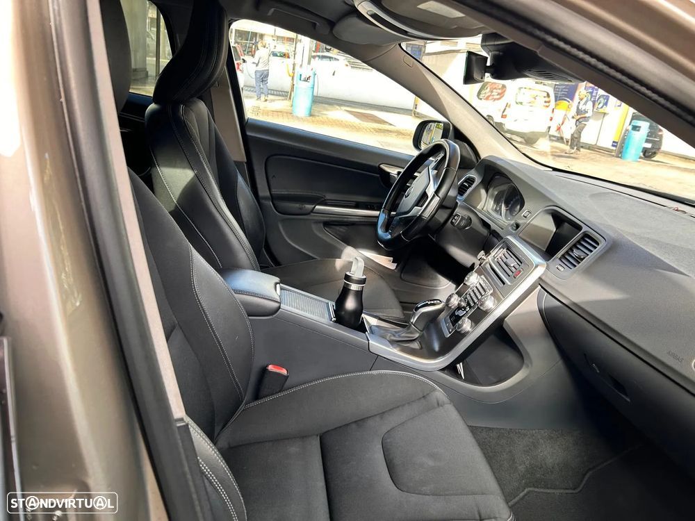 Volvo V60 2.0 D4 Momentum Geartronic - 3