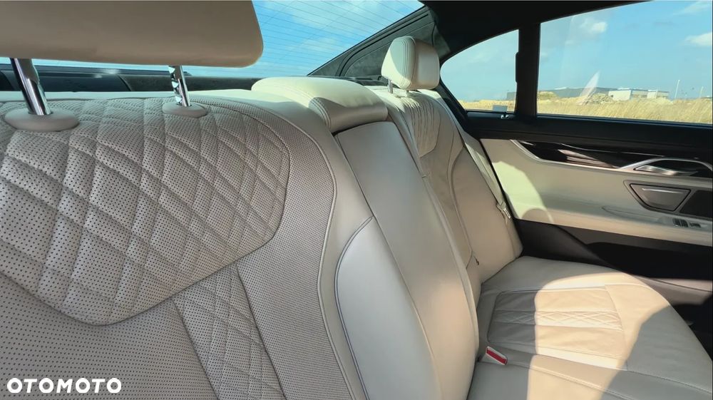 BMW Seria 7 750i xDrive - 23