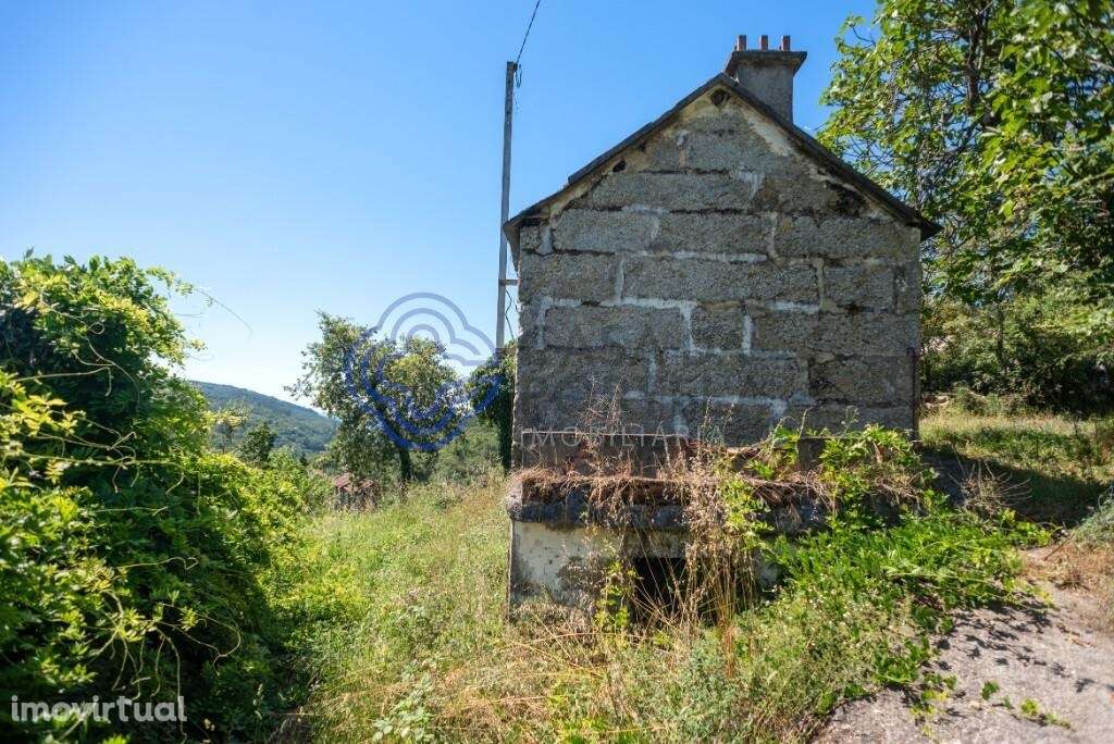 CASA DE 2 PISOS TOTALMENTE EM PEDRA, PARA REABILITAÇÃO TOTAL E QUINTAL - Grande imagem: 3/16