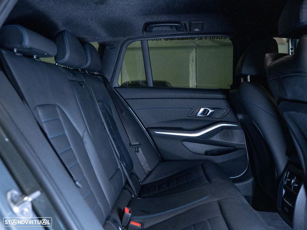 BMW 320 d Touring Pack Desportivo M Auto - 24