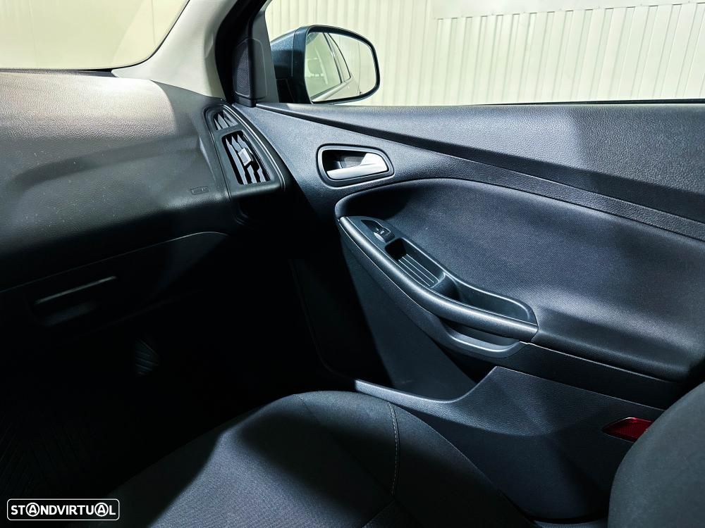 Ford Focus 1.6 TDCi Titanium — fotografia 23