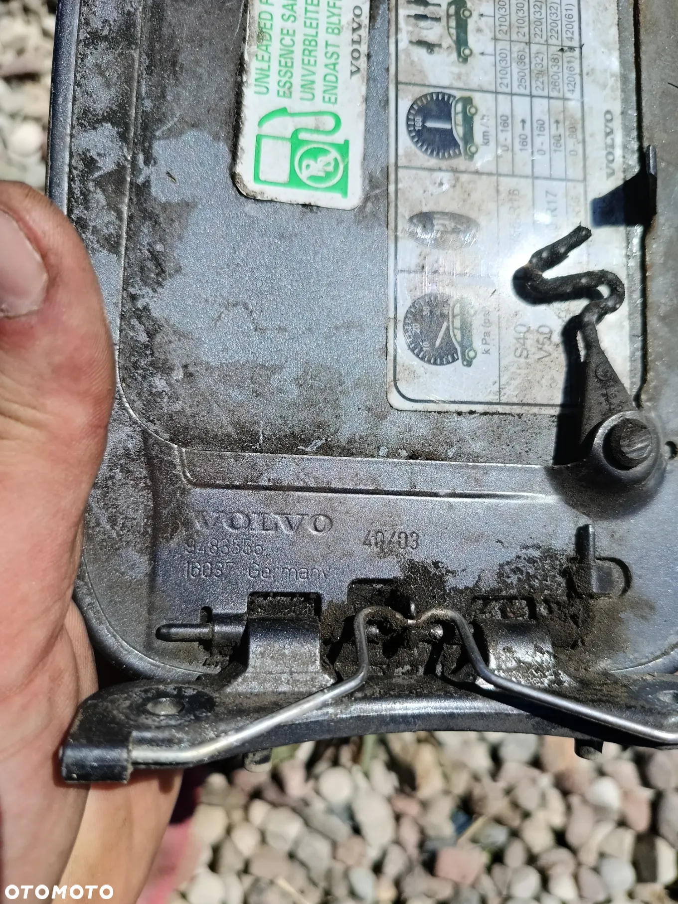 VOLVO V40 II 05R  KLAPKA WLEWU PALIWA SZARA - 2