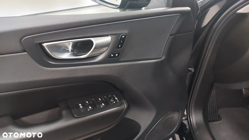 Volvo XC 60 B4 D Plus Dark - 12