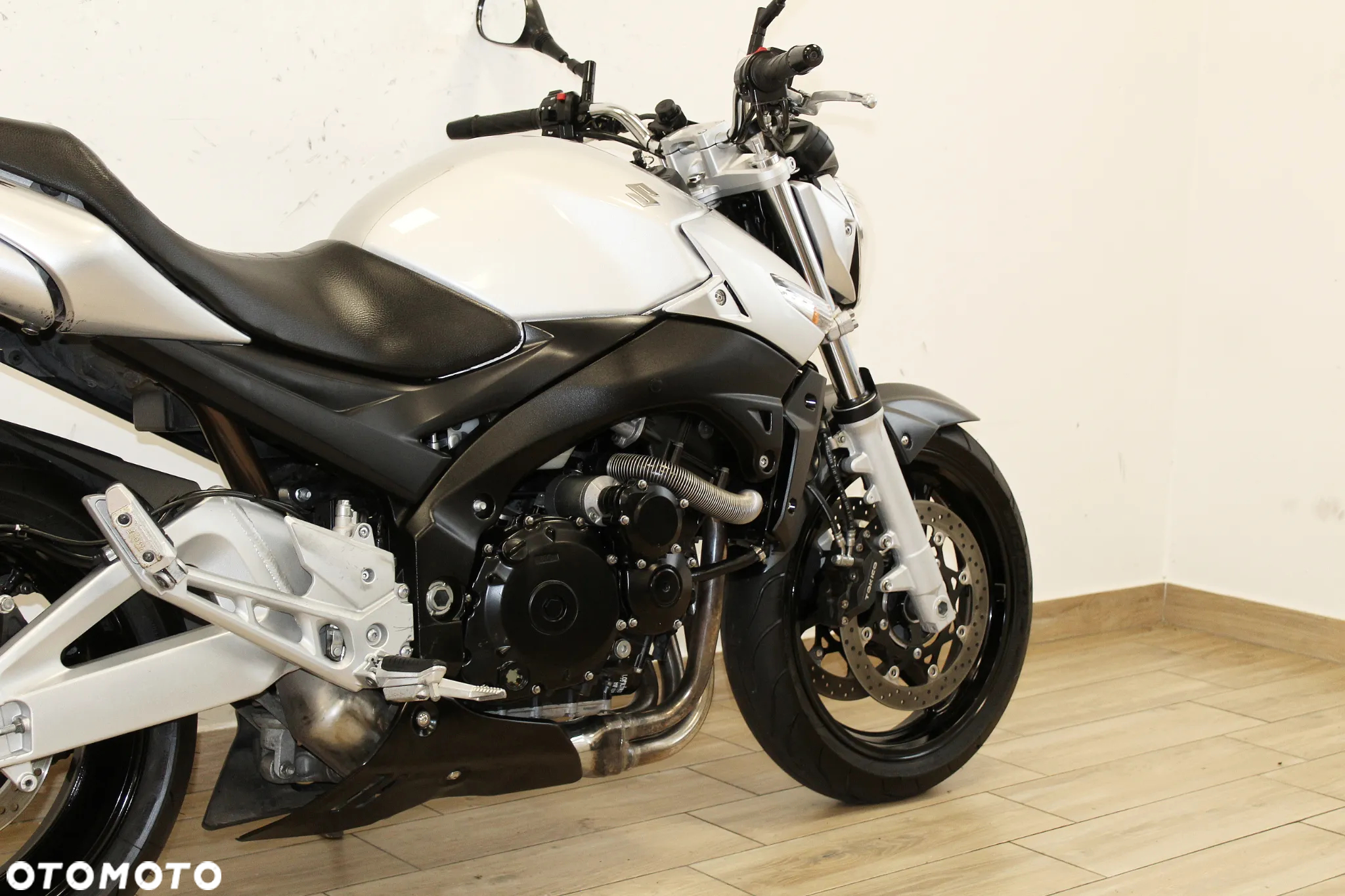 Suzuki GSR - 7