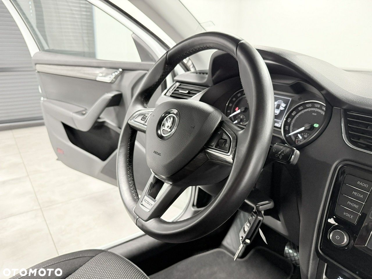 Skoda Octavia Combi 2.0 TDI 4x4 DSG Scout - 23