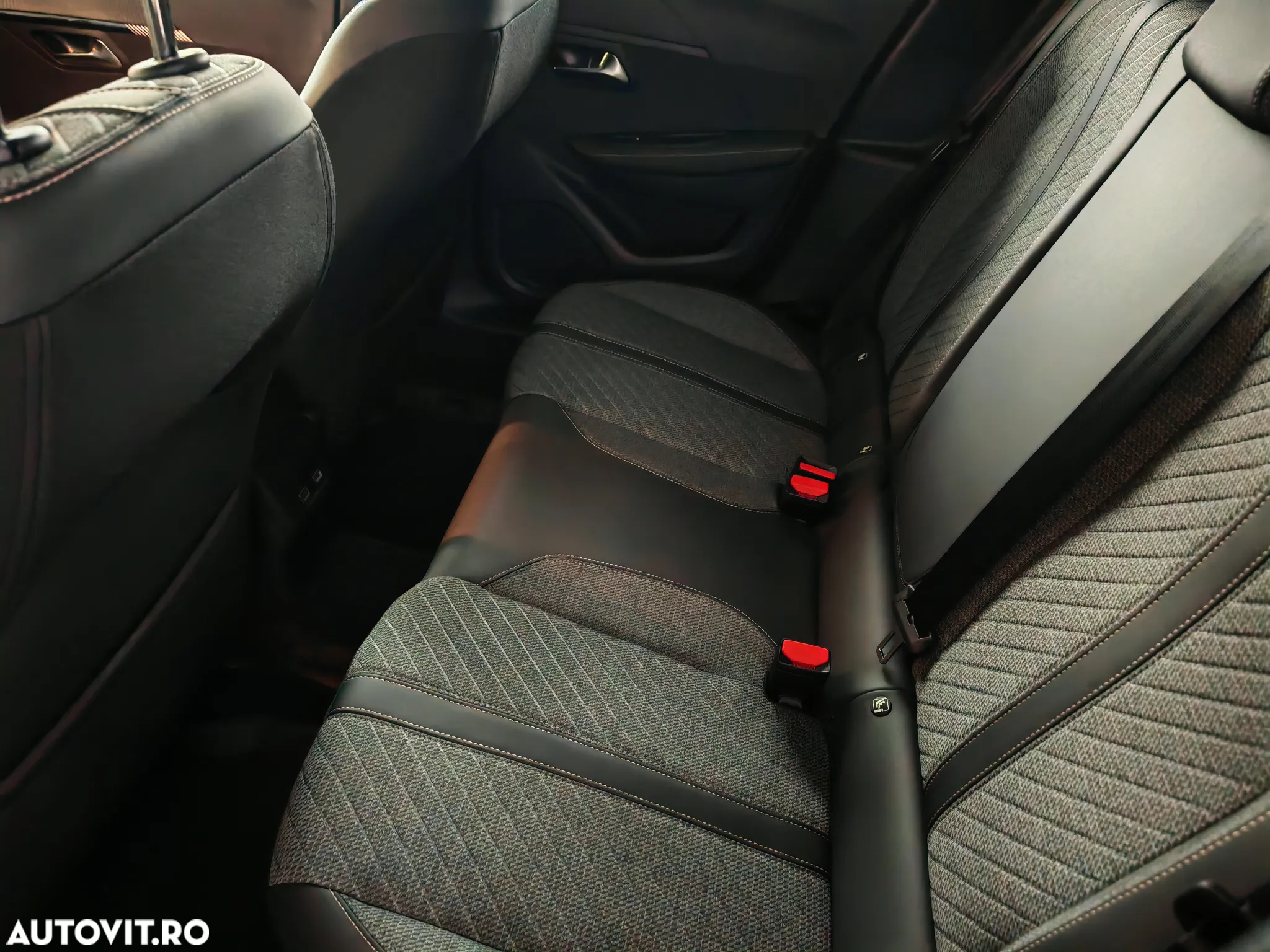 Peugeot 208 1.2 L PureTech STT EAT8 Allure - 13