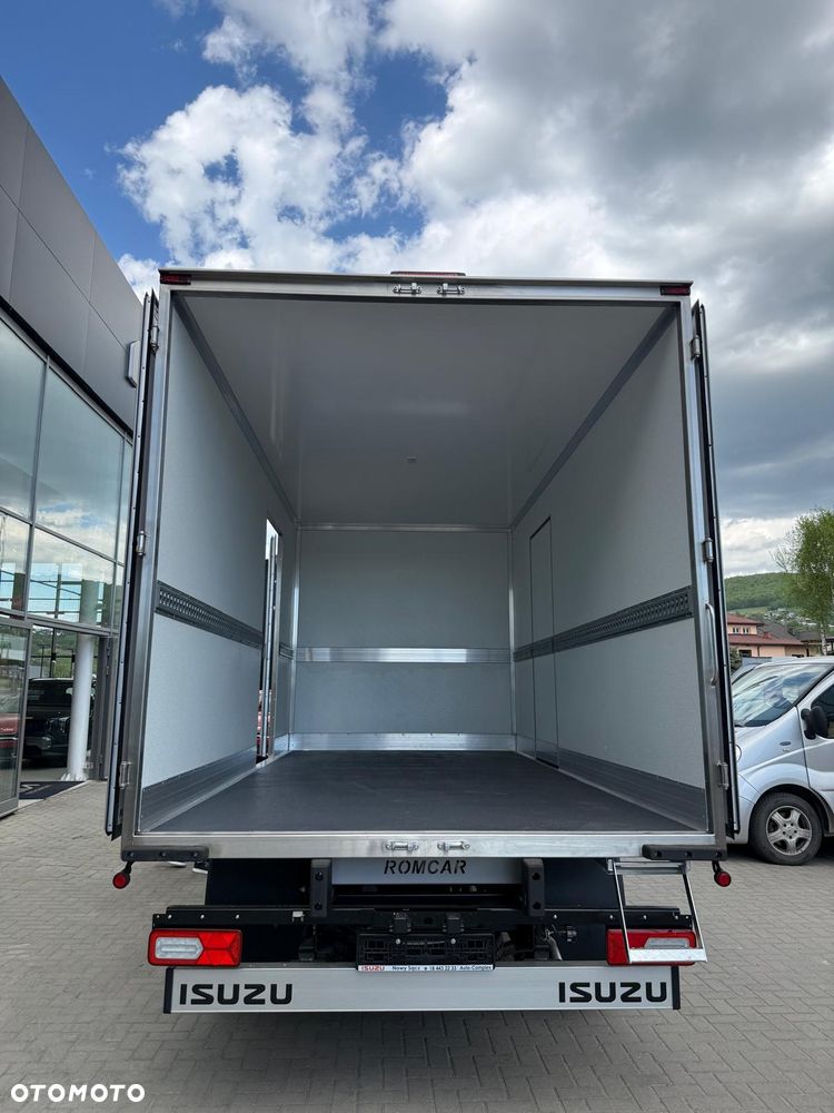 Isuzu M30 - 14