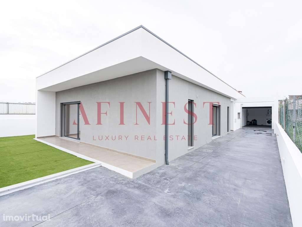 Moradia Térrea Moderna com Jardim, Garagem e Carregamento Elétrico ... - Grande imagem: 5/24