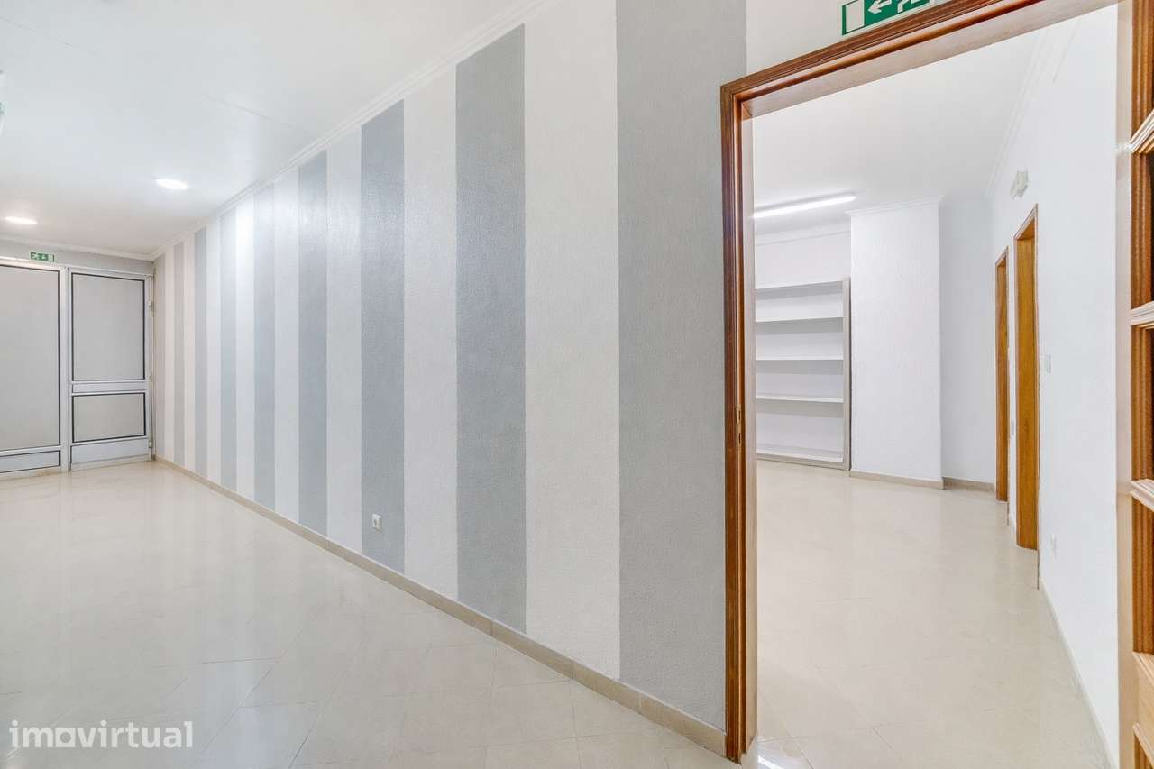 Imóvel comercial de 311m² em Odivelas - Grande imagem: 2/5