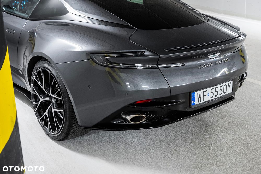 Aston Martin DB - 9