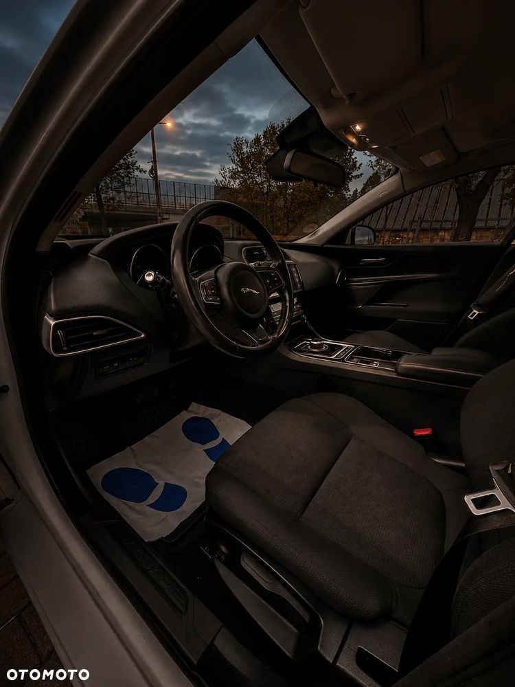 Jaguar XE - 10
