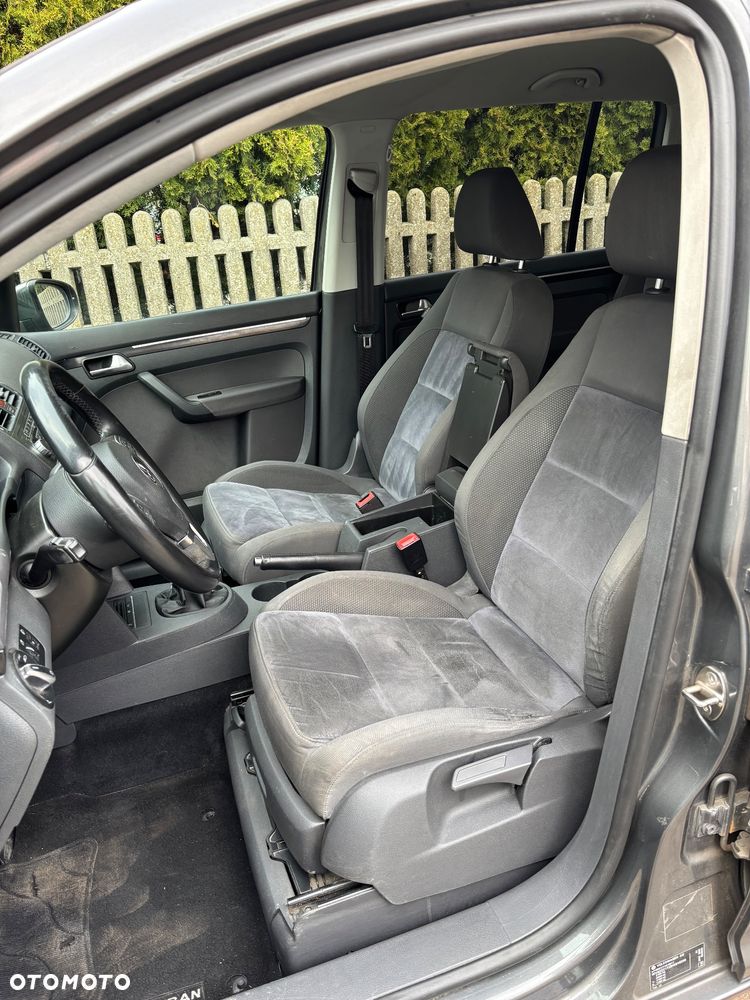 Volkswagen Touran - 11
