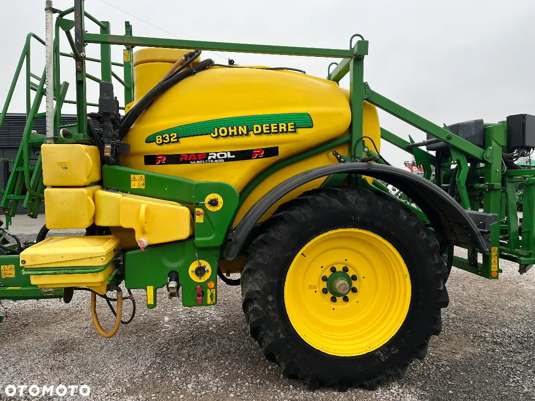 John Deere 832 - 12