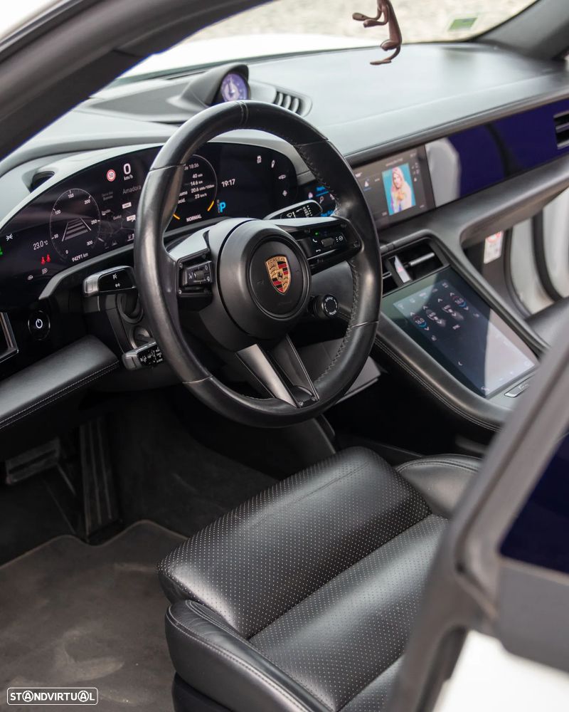 Porsche Taycan - 32