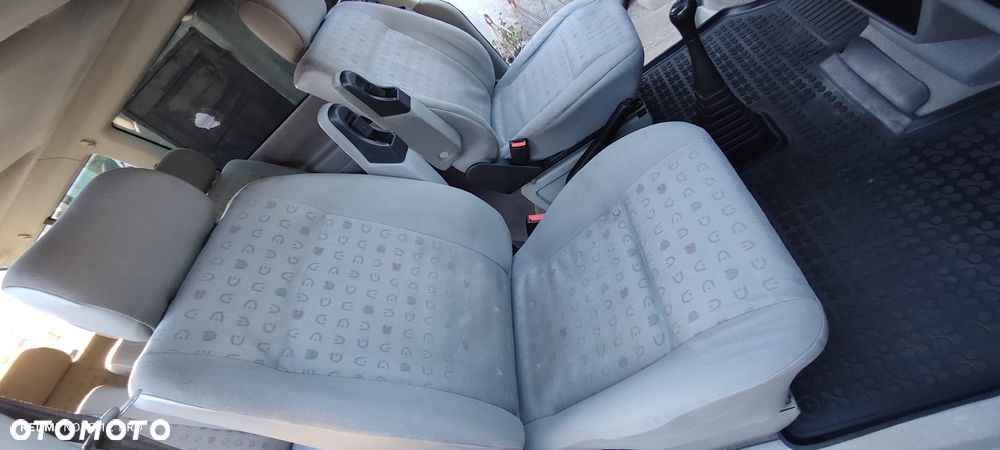 Volkswagen Caravelle - 17