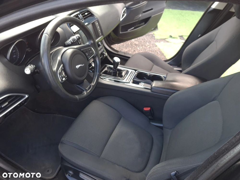 Jaguar XE 2.0 D Prestige - 36