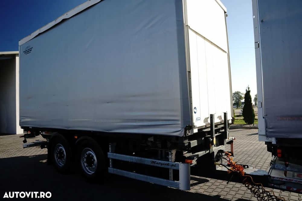 Volvo FM 380 / BDF / ANSAMBLU TANDEM / SUPRASTRUCTURĂ CU PRELATĂ (CURTAINSIDER) / 8,2 m + 6,1 m / MACARAUA HIAB 122 B-3 HIDUO / CAPACITATE MAX. DE RIDICARE: 3.950 kg / ROTATOR / PLATFORMĂ HIDRAULICĂ DHOLLANDIA / I-SHIFT / EURO 6 - 18