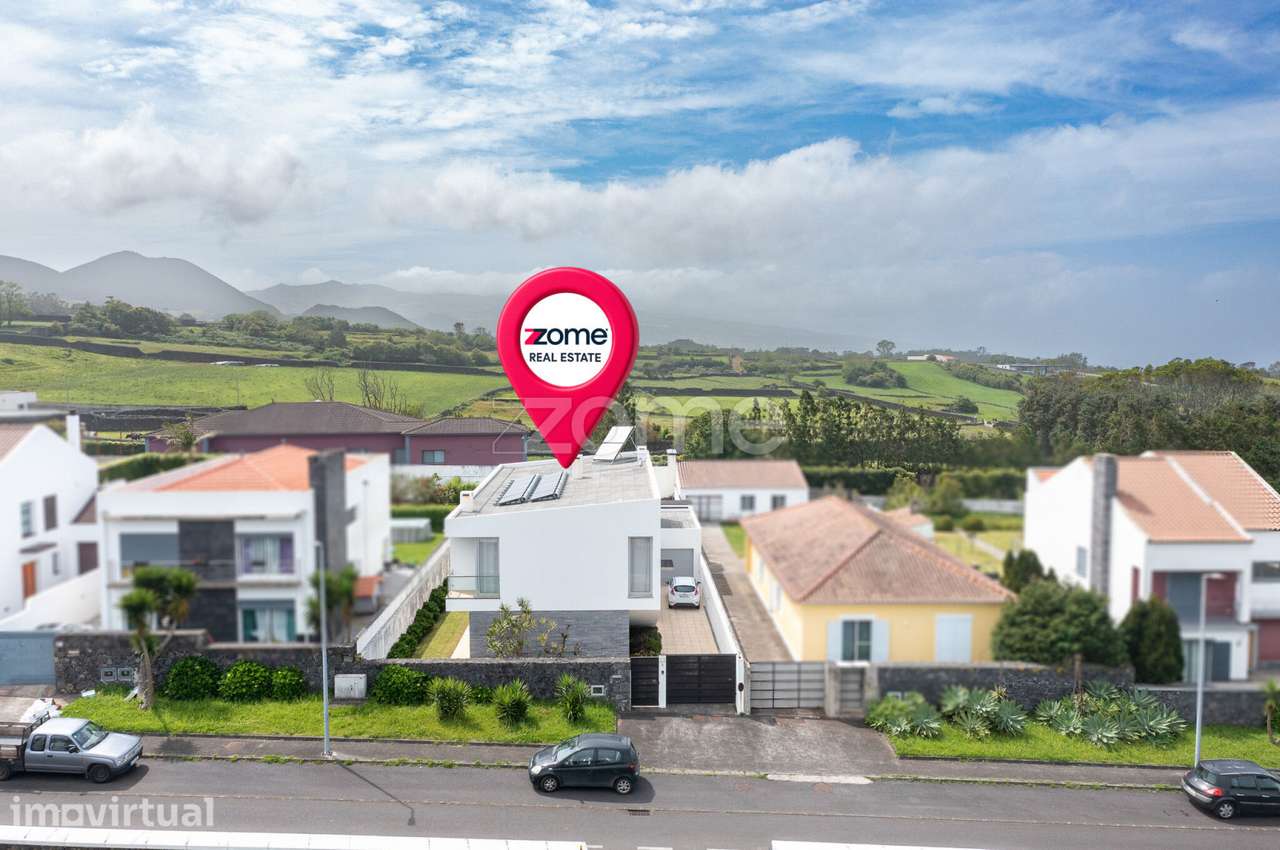 Moradia T4 com garagem, entrada lateral e jardim em Pico da Pedra - Grande imagem: 2/60