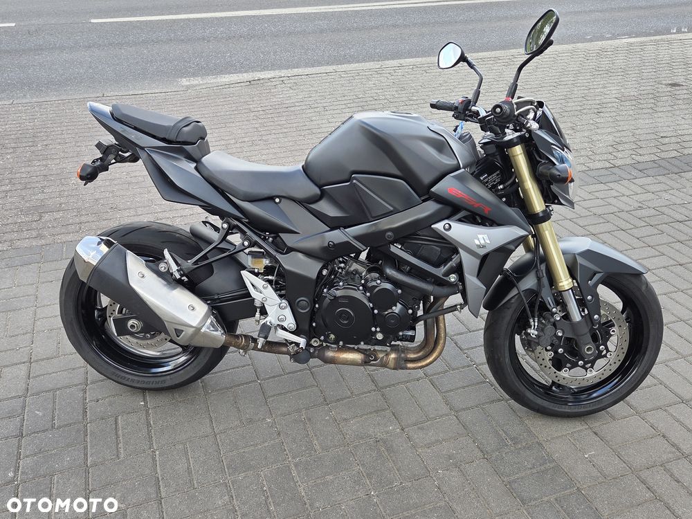 Suzuki GSR - 2