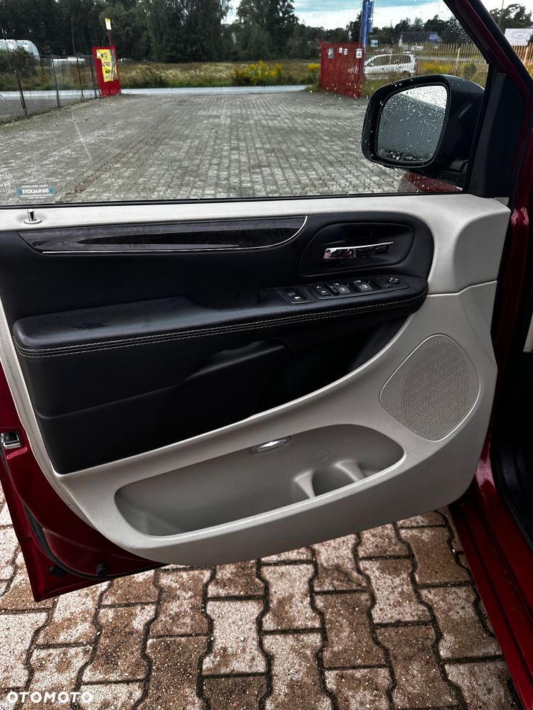 Chrysler Town & Country - 26