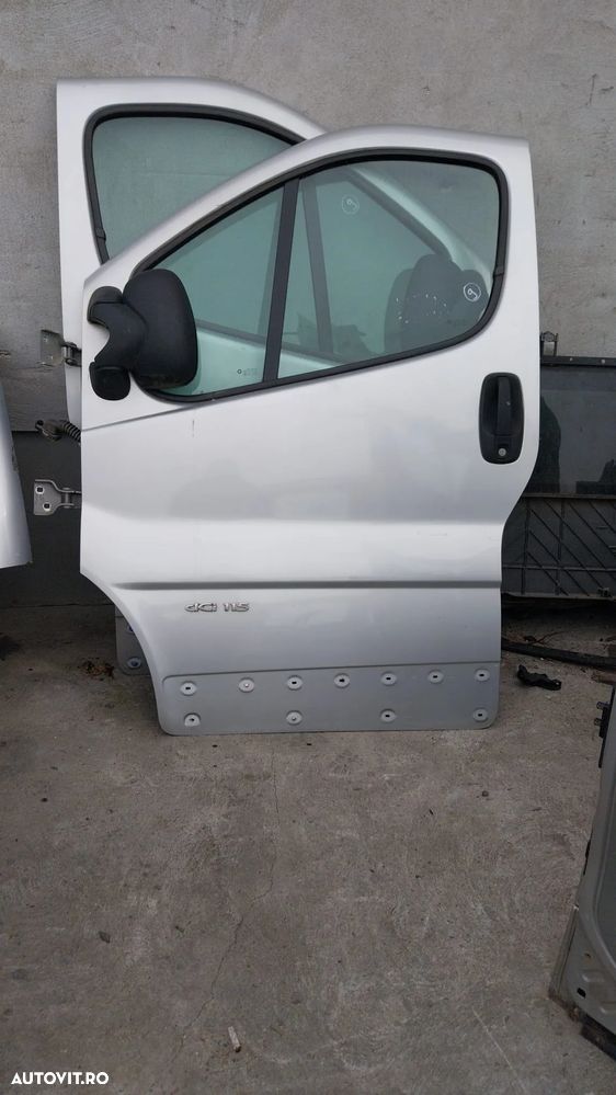 VAND USA STANGA FATA RENAULT TRAFIC 2012 - 1