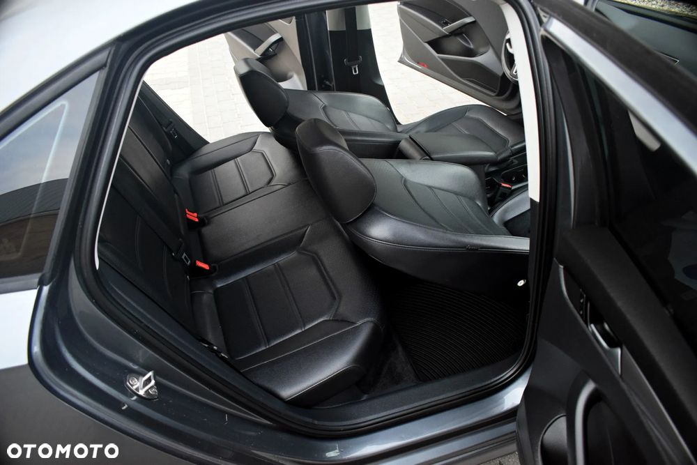 Volkswagen Passat - 36