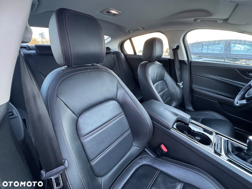 Jaguar XE E-Performance Pure - 17