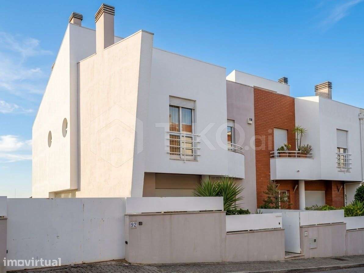 Moradia T4 com Suite, Garagem Dupla, Cave/Ginásio e Espaço Exterior | - Grande imagem: 3/26