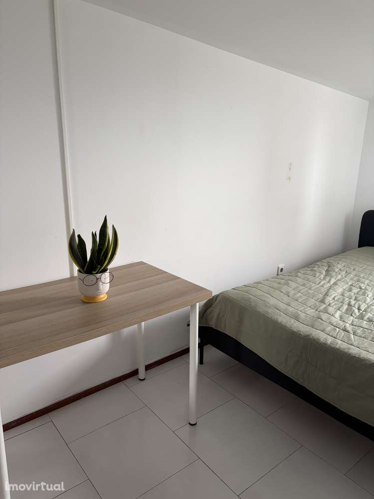 Quarto individual com cama de casal - Grande imagem: 3/5