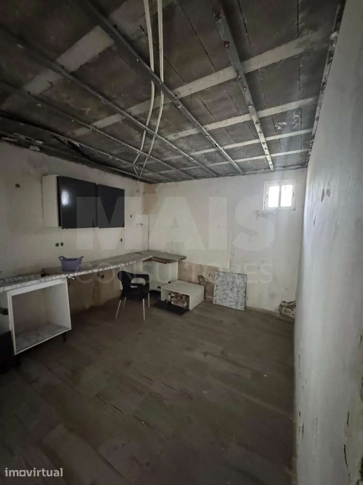 Oportunidade em Calhandriz: Moradia T2 Semi-Remodelada com Opção Ch... - Grande imagem: 4/13
