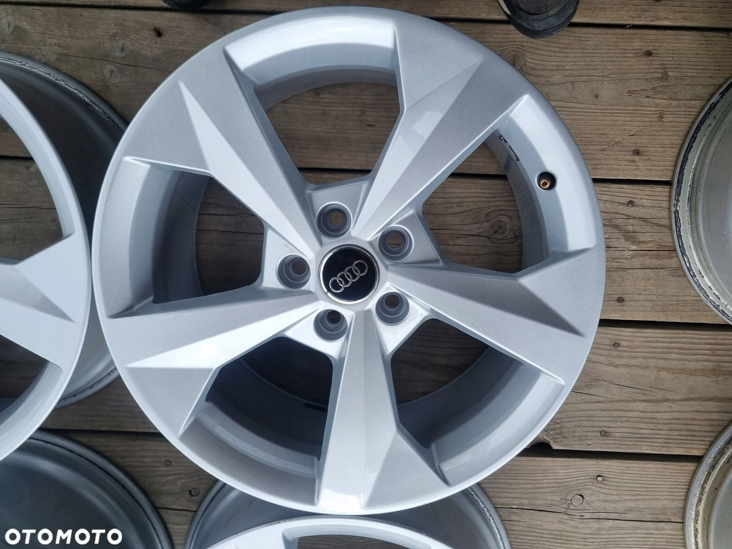 AUDI 8Y0 A3,Q3,VW GOLF,SKODA,SEAT LEON alu 8X18 ET46 5X112 4szt.super stan - 2