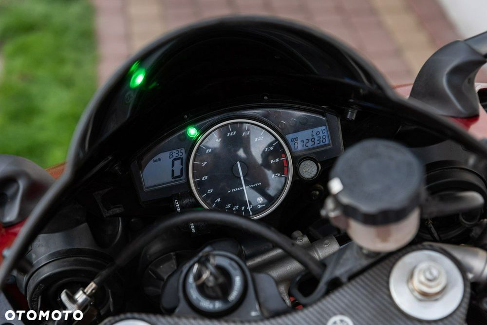 Yamaha R1 - 9