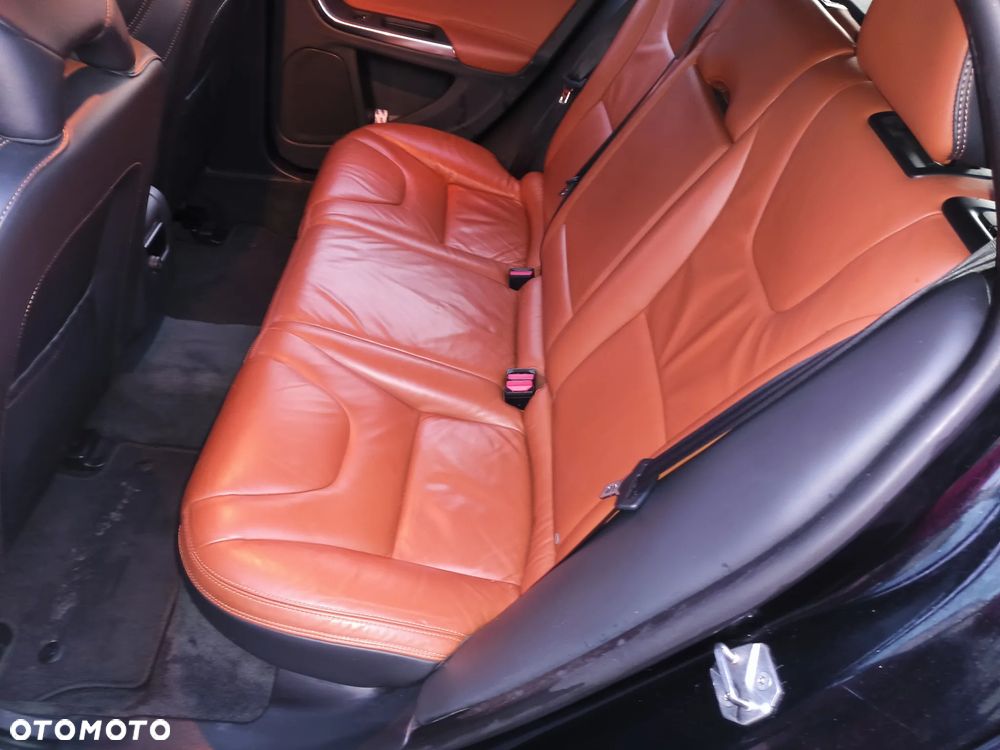 Volvo V60 D6 AWD Plug-in Hybrid R-Design Momentum - 7