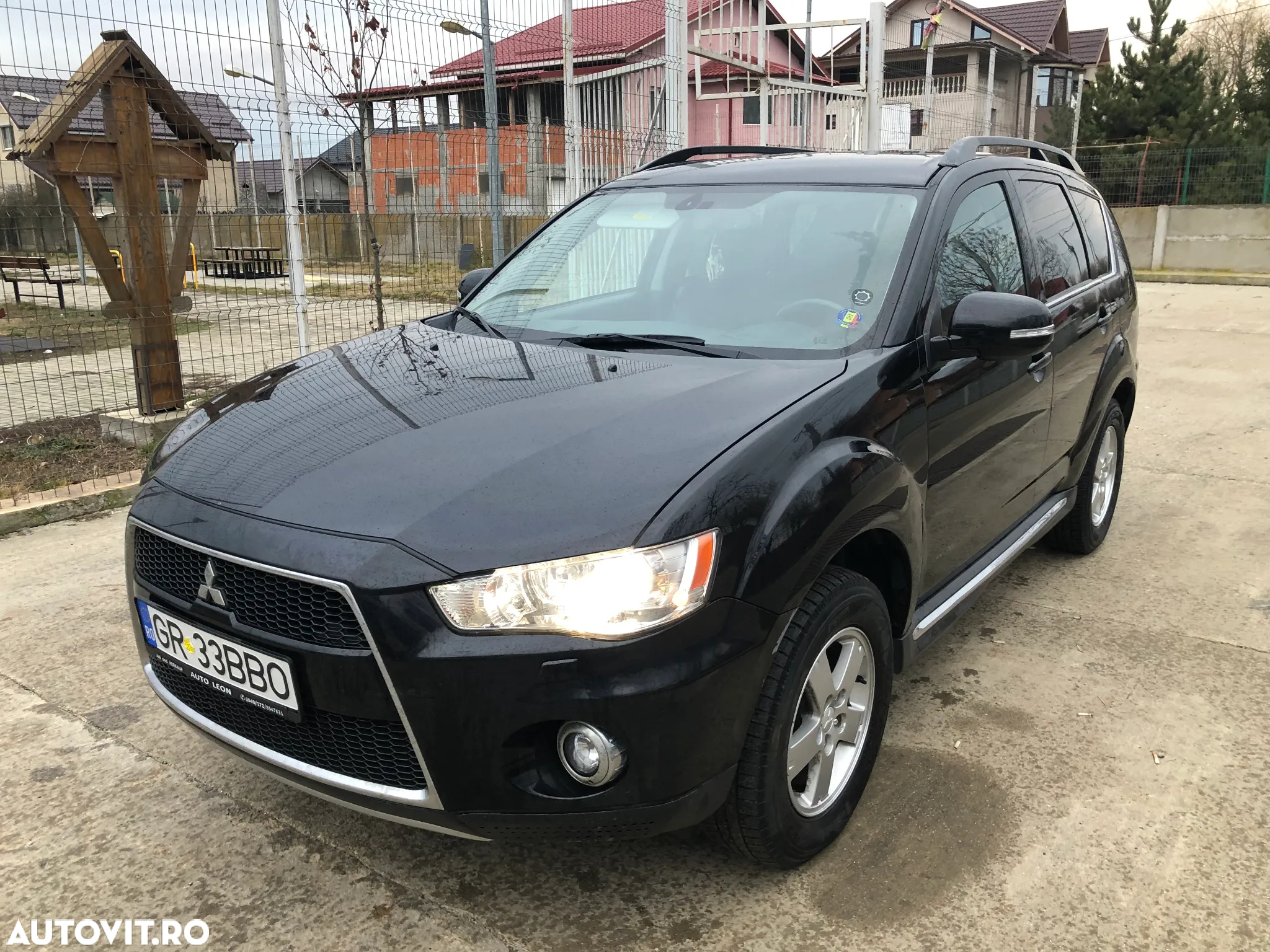 Mitsubishi Outlander - 3