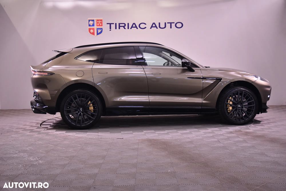 Aston Martin DBX - 6