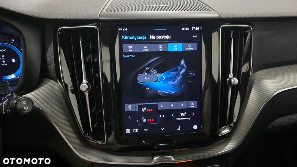Volvo XC 60 B4 D AWD Plus Dark - 31