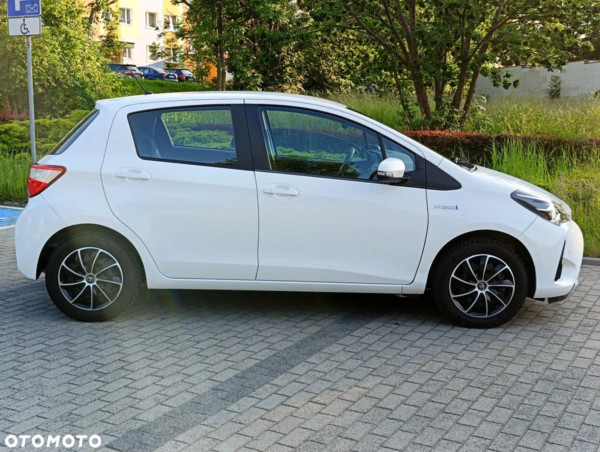Toyota Yaris Hybrid 100 Dynamic - 27