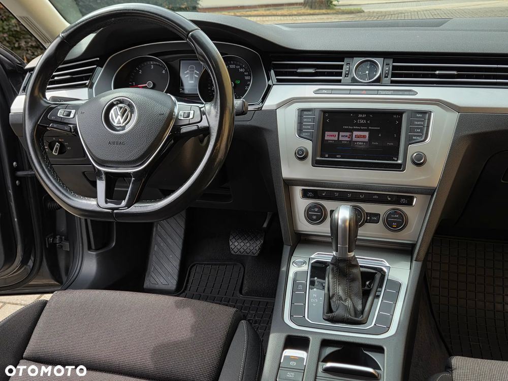Volkswagen Passat 2.0 TDI SCR DSG Comfortline - 24