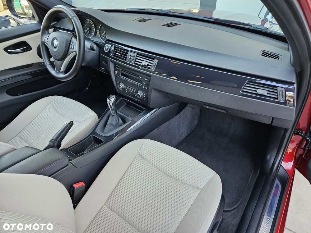 BMW Seria 3 318i Touring - 10
