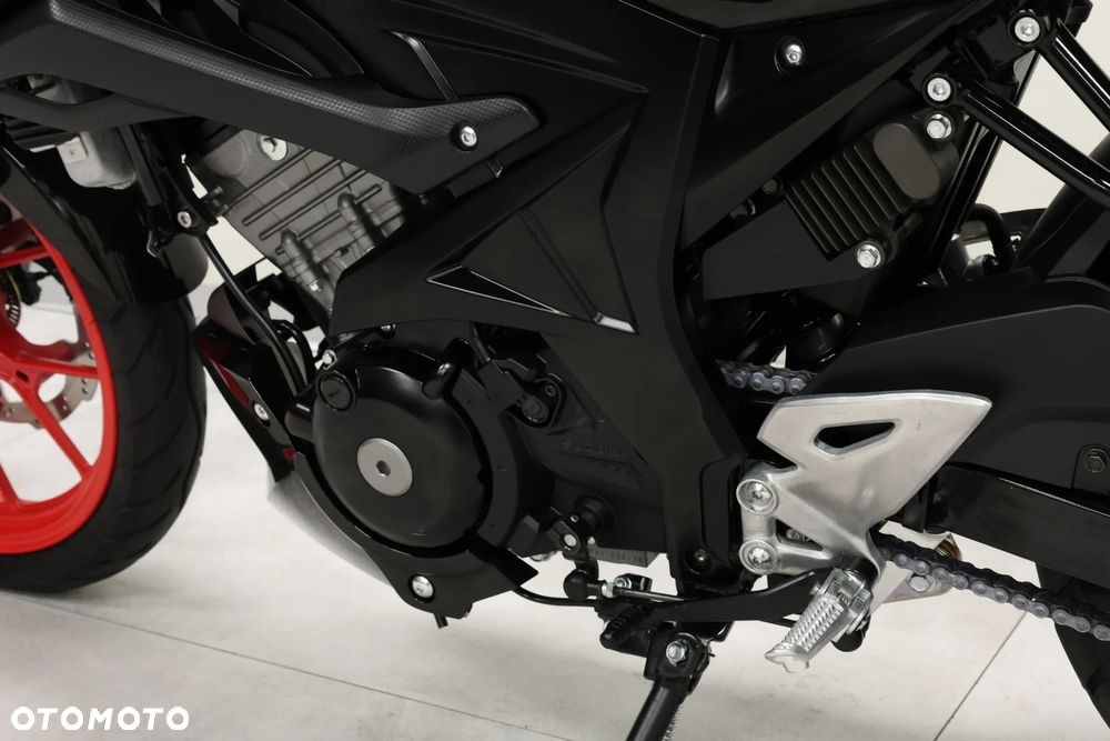 Suzuki GSX - 28