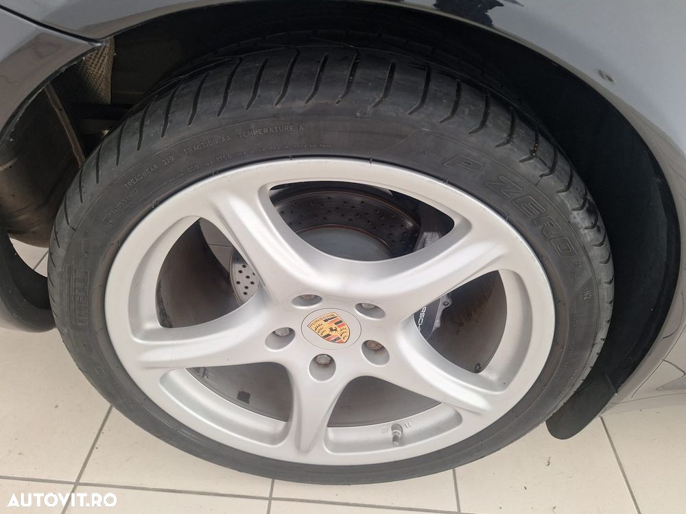 Porsche 911 Carrera 4 - 22