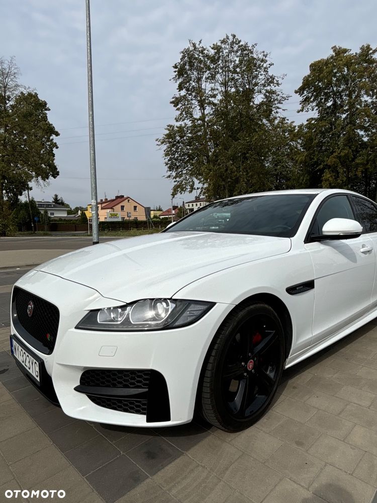Jaguar XF 2.0 i4D R-Sport - 11