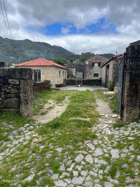 Pequena casa com 40m2 - 148m2 de terreno para construção - 80% paredes - Grande imagem: 2/5