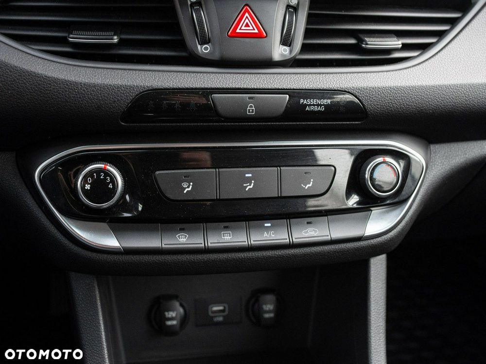 Hyundai i30 1.5 DPI Classic + - 18