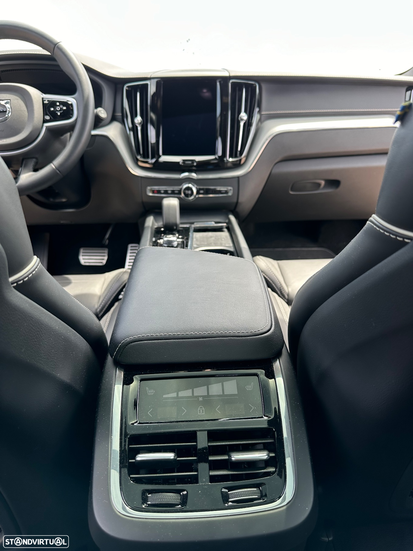 Volvo XC 60 2.0 B4 R-Design Geartronic - 14