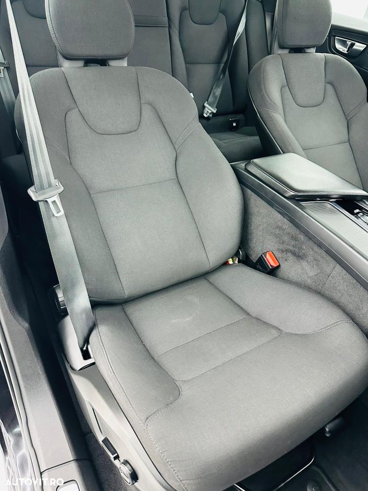 Volvo XC 60 B4 MHEV AT8 FWD Momentum Pro - 23