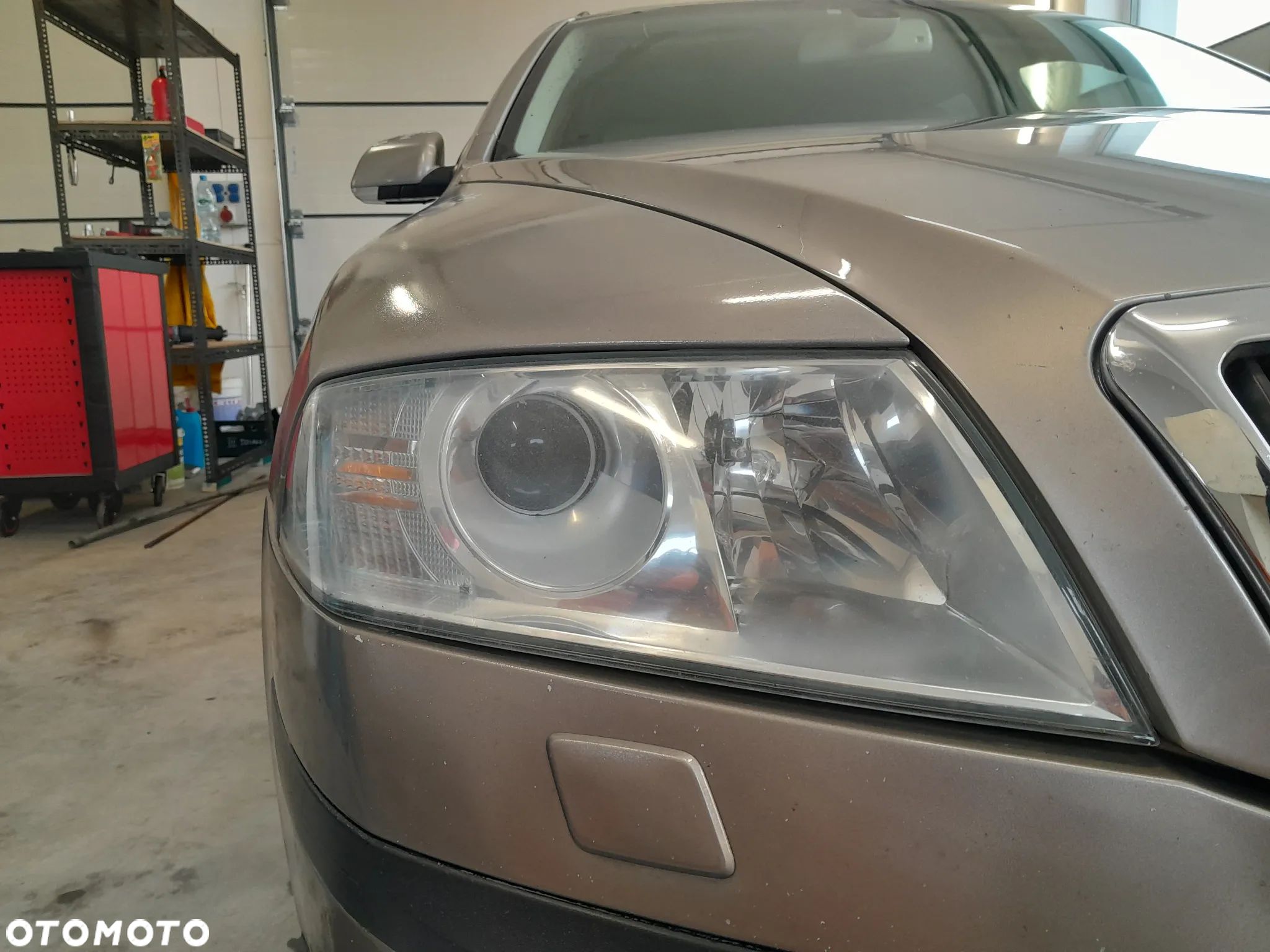 SKODA OCTAVIA II LAMPA REFLEKTOR PRAWA PRZEDNIA PRAWY PRZÓD XENON - 1